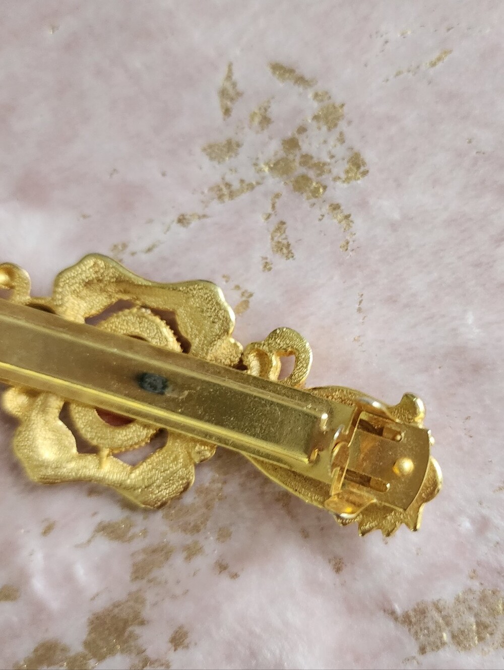 HAIR CLIP | Cameo Goldtone Hair Clip - Picture 16 of 17